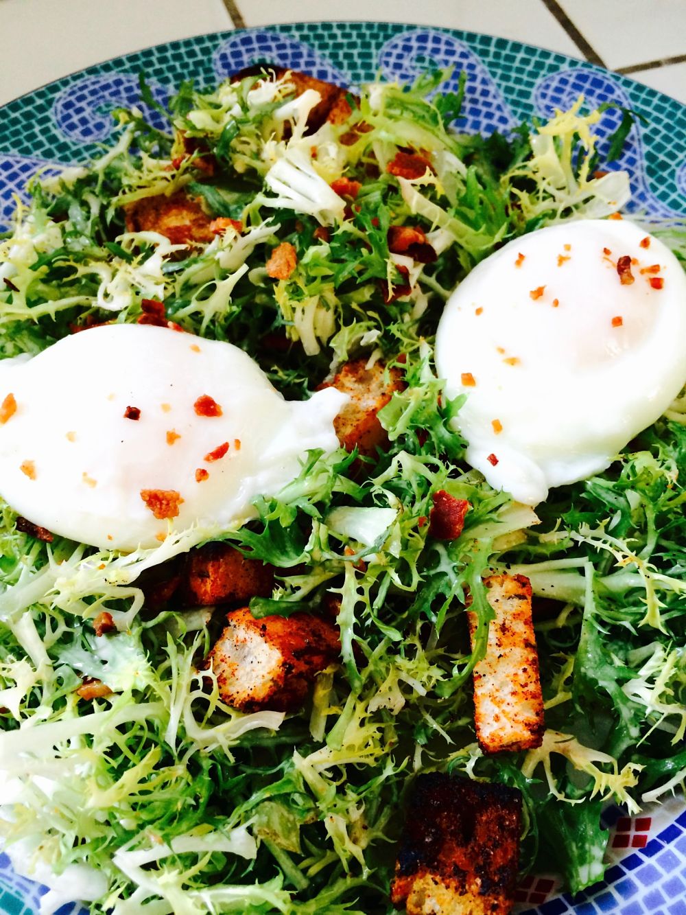 When you want a substantial salad but don't want a lot of fuss. This recipe for Bacon and Eggs Frise' Salad will fill you up and not break the calorie budget! https://westviamidwest.com