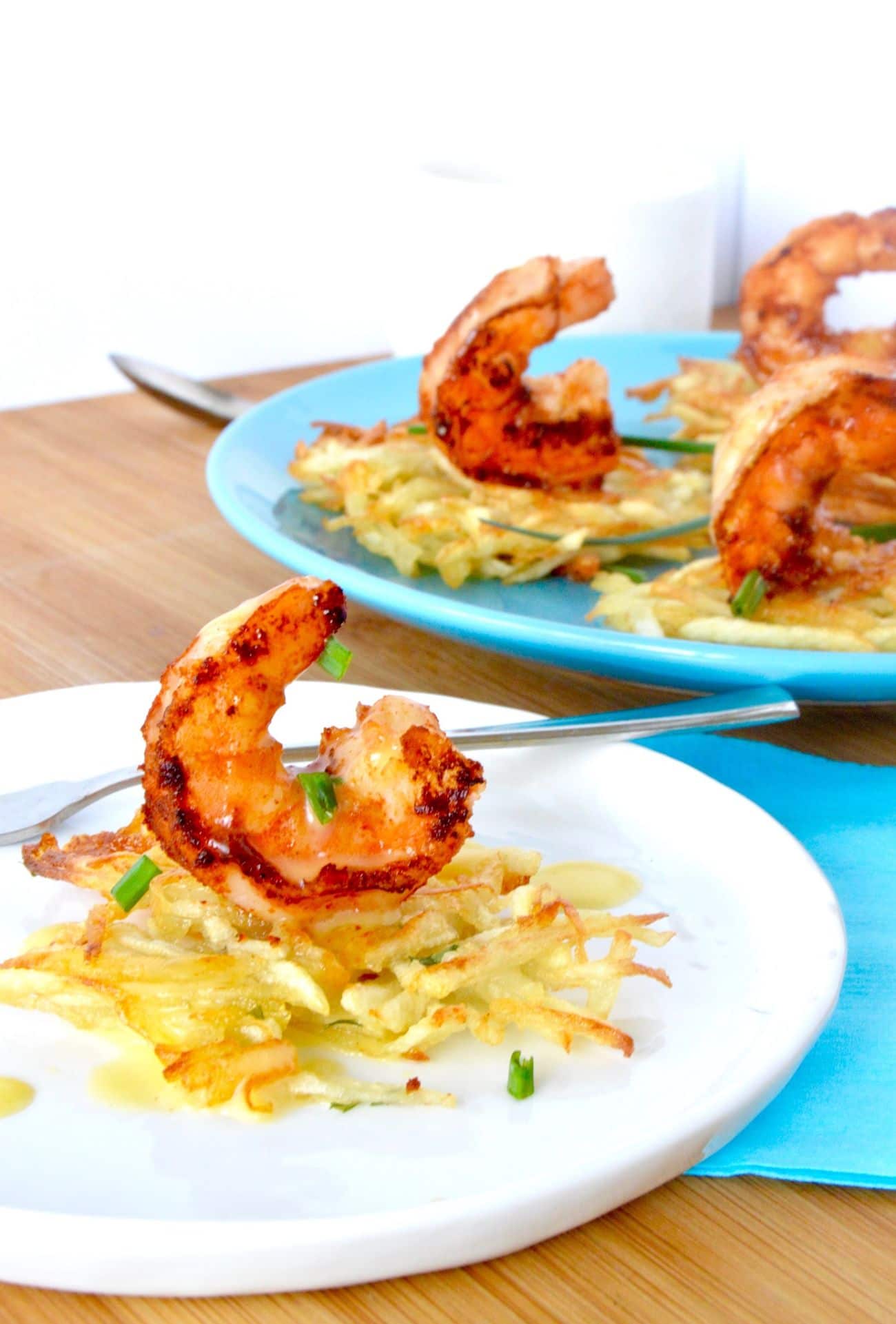 Smoky succulent shrimp rolled in spices that caramelize placed over a crispy potato nest then drizzled in a buttery béarnaise sauce hit on all of your taste buds…. This recipe for Smoky Shrimp on potato nests is a fantastic appetizer that looks great and tastes even better.