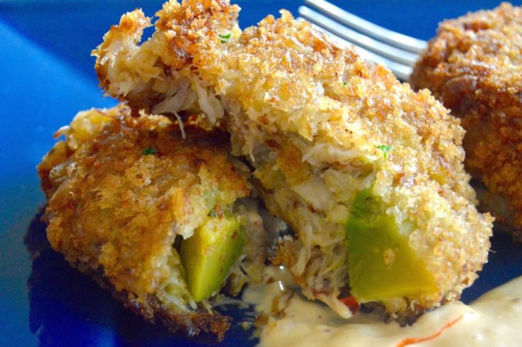 10 amazing game day appetizers Avocado Crab Cakes sends an ordinary crab cake right off the charts! This recipe has big Chunks of crab mixed with cubes of fresh avocado that gives a creamy, full flavor bite! Dip it in a Sriracha dipping sauce for added zing!