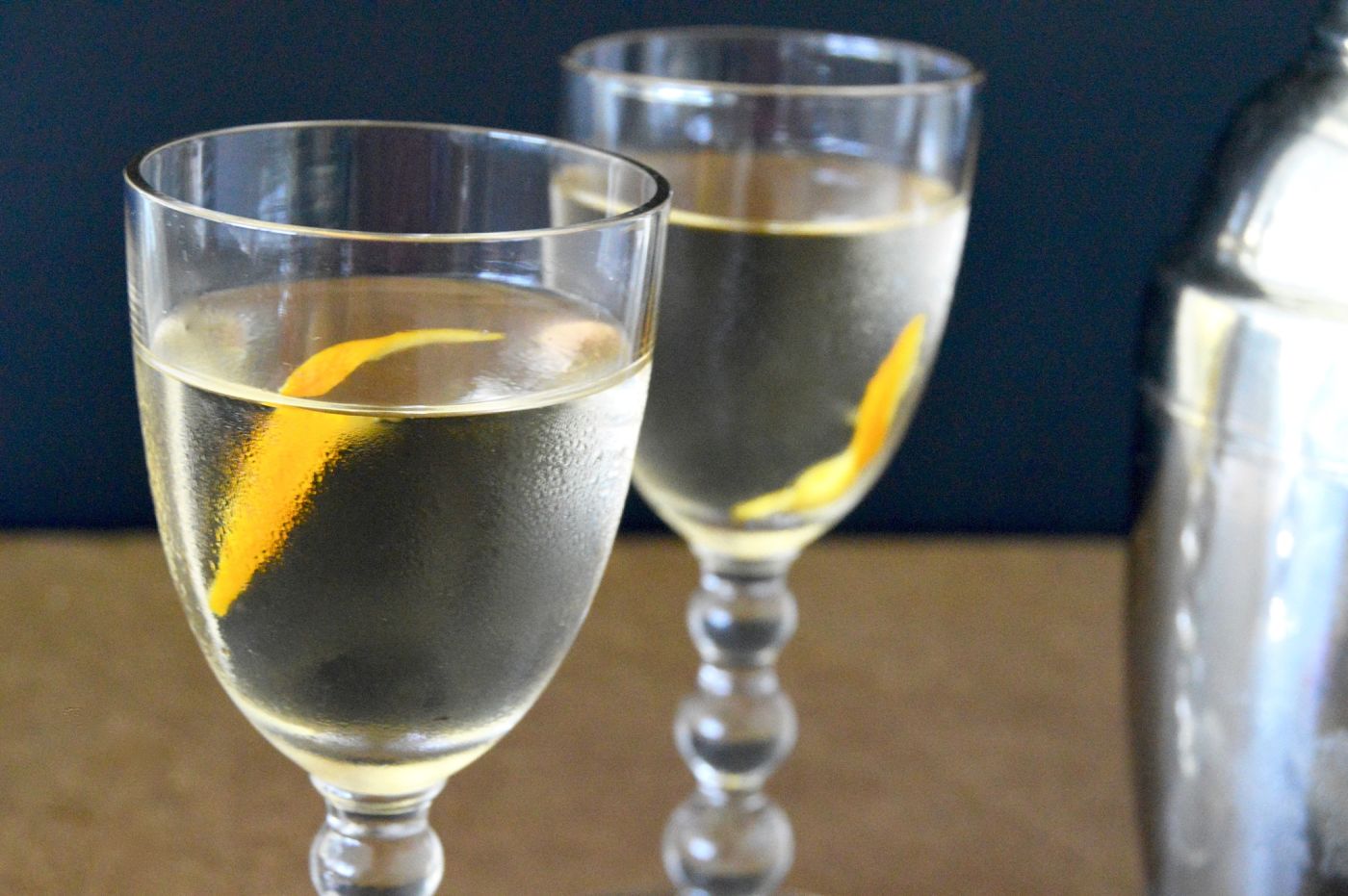 This Sakitini - Sake Martini is a refreshing, thirst quenching cocktail that is great with any light dish you are serving or perfect alone after a long hot day in the sun! https://www.westviamidwest.com