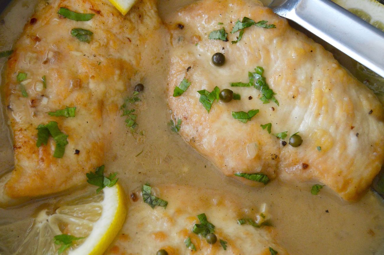 Easy Healthy Comfort Food: Chicken Picatta, an easy weeknight dinner recipe that you can make in less than 30 minutes! Perfect for weeknight entertaining too!