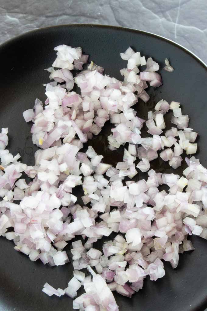 Examples of the small mince of shallots for the stove top choicken