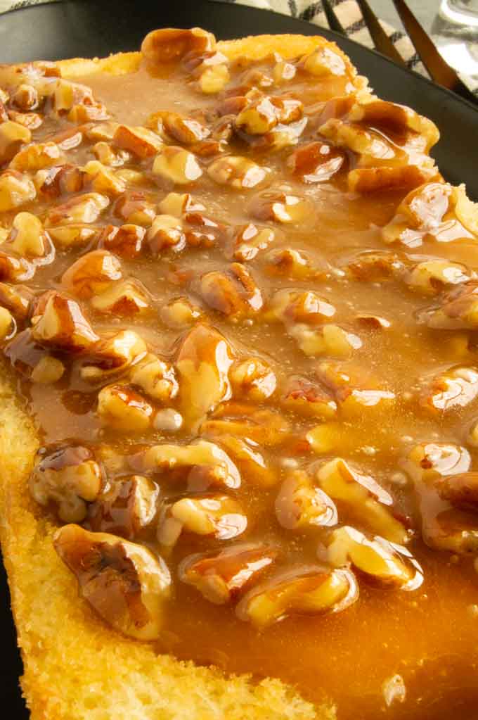 close up of the praline caramel topping on cake