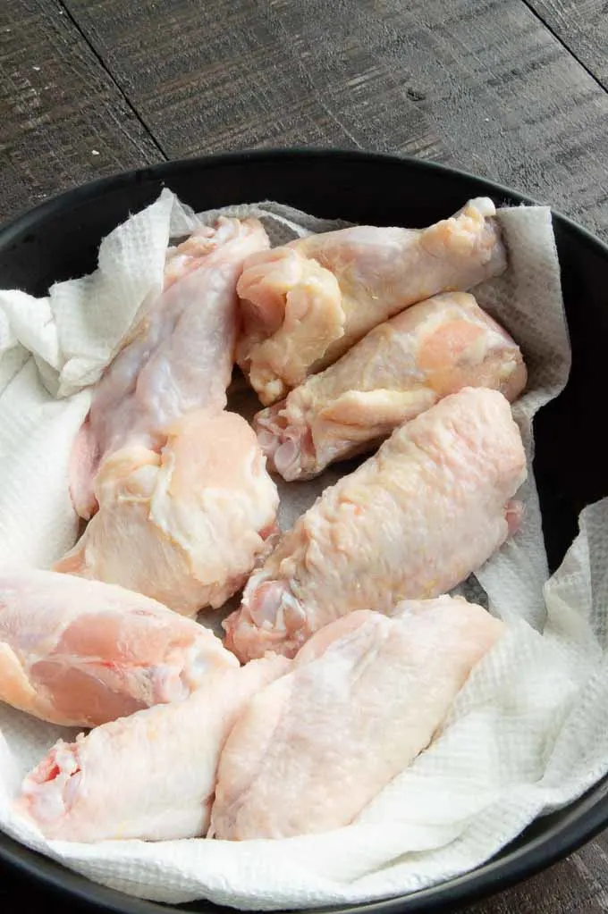 Drying the chicken wings before placing in Airfryer