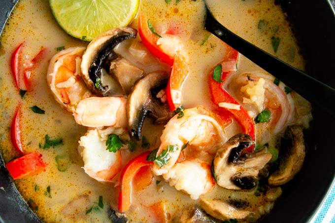 Shrimp, mushrooms and pepper in spicy Thai soup broth