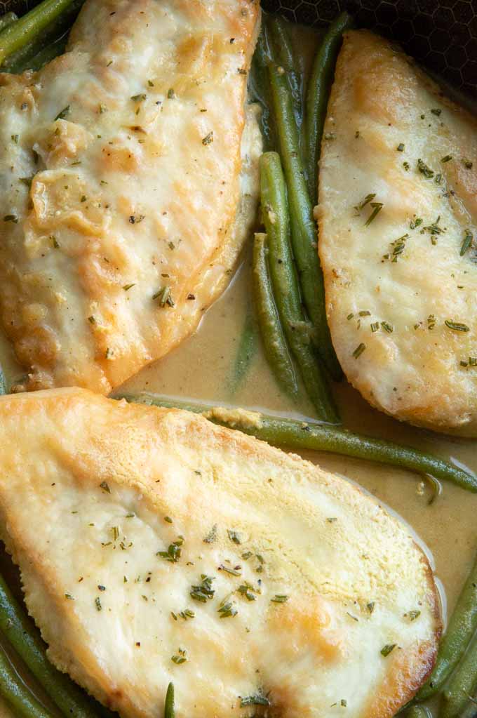 Skillet with chicken breast, green beans, mustard sauce