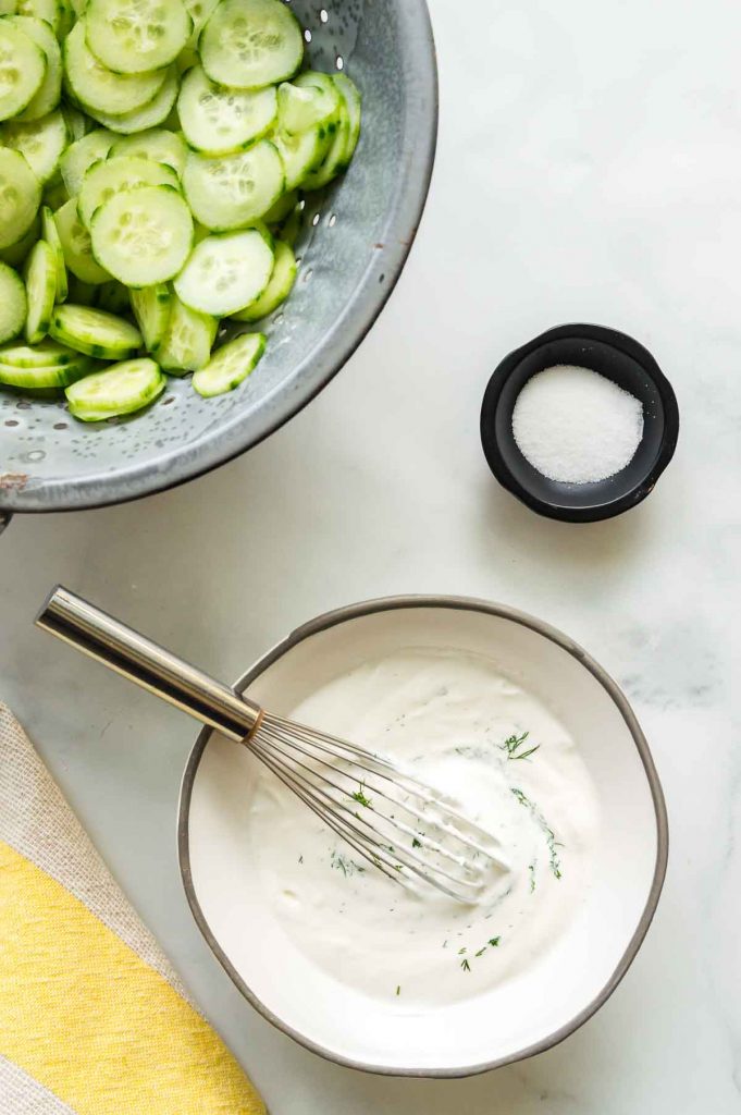 Stirring sour cream, dressing for the fresh dill sour cream cucumbers