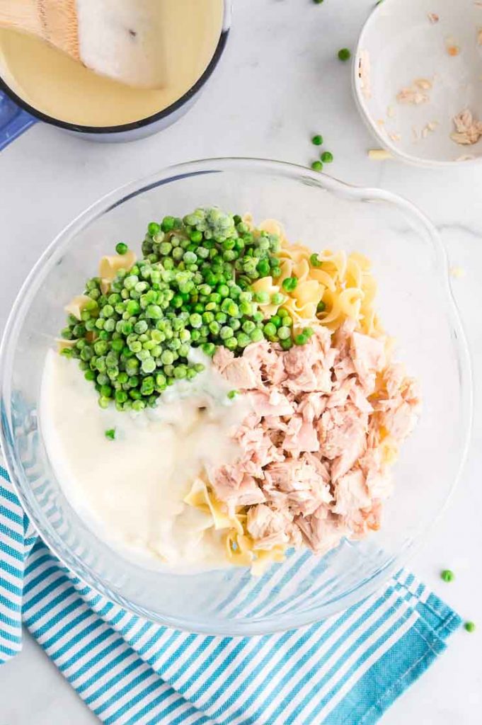 Tuna, noodles, cream sauce and peas in a bowl