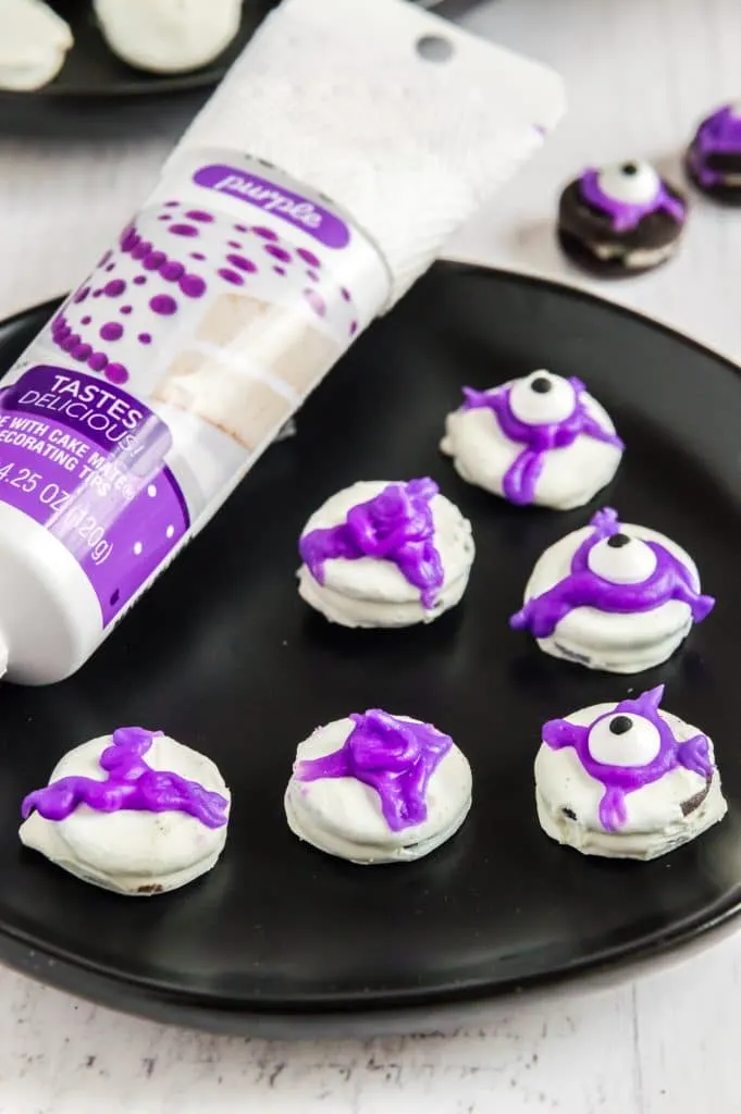 step by step making eyeballs Oreos